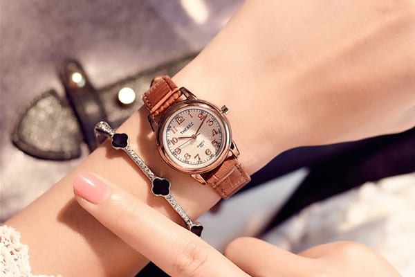Dây da luôn được xem là chất liệu và phong cách phổ biến nhất của các mẫu đồng hồ nữ hàng hiệu