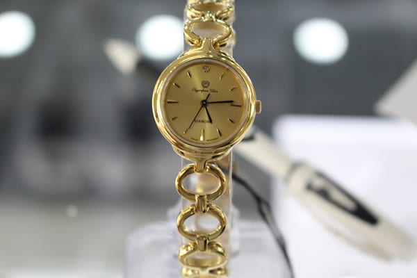 Đồng hồ nữ hàng hiệu này là thiết kế đa dạng mang một đẳng cấp khác biệt