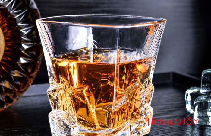 ly uống rượu whisky